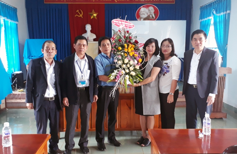 Lãnh đạo huyện Krông Năng thăm các đơn vị ngành Y Tế, nhân  ngày thuốc Việt Nam 27 - 2